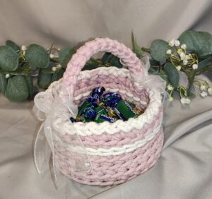 Koszyczek wielkanocny dla dziecka z ozdobnymi kokardkami