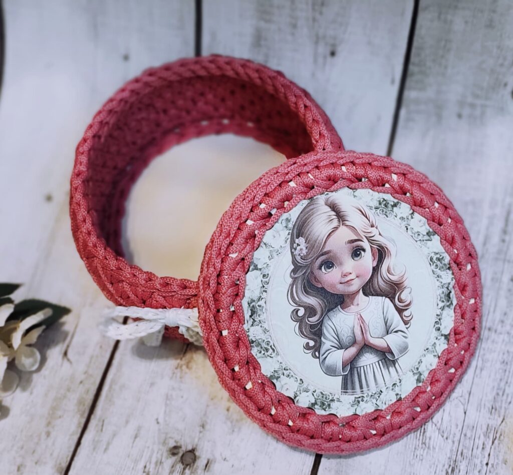 koszyk ze sznurka prezent na Pierwszą Komunię Świętą