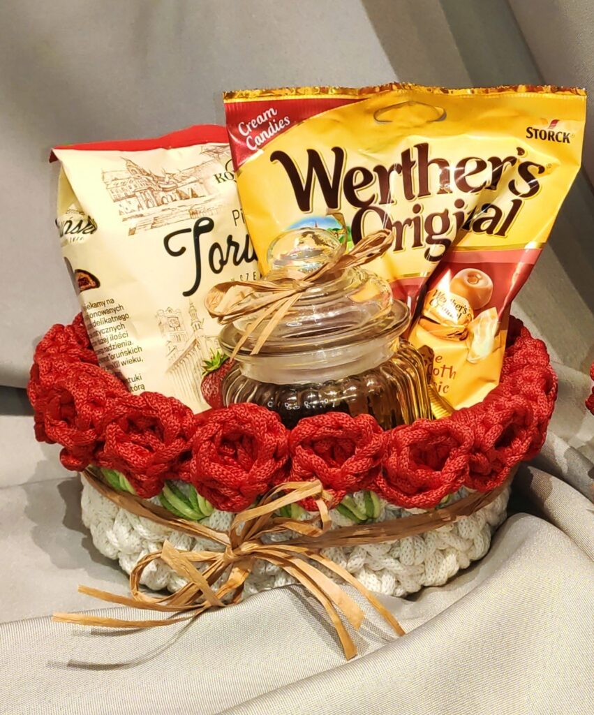 koszyk prezentowy handmade z kwiatami