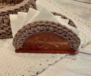 Serwetnik ze sznurka bawełnianego na drewnianej bazie