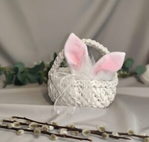 Koszyczek wielkanocny dla dziecka z uszkami ze sznurka