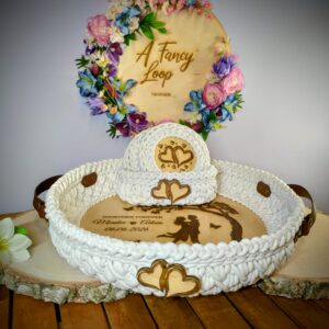 Ręcznie robiona taca szydełkowa z drewnianym dnem – personalizowana, rustykalna, prezent