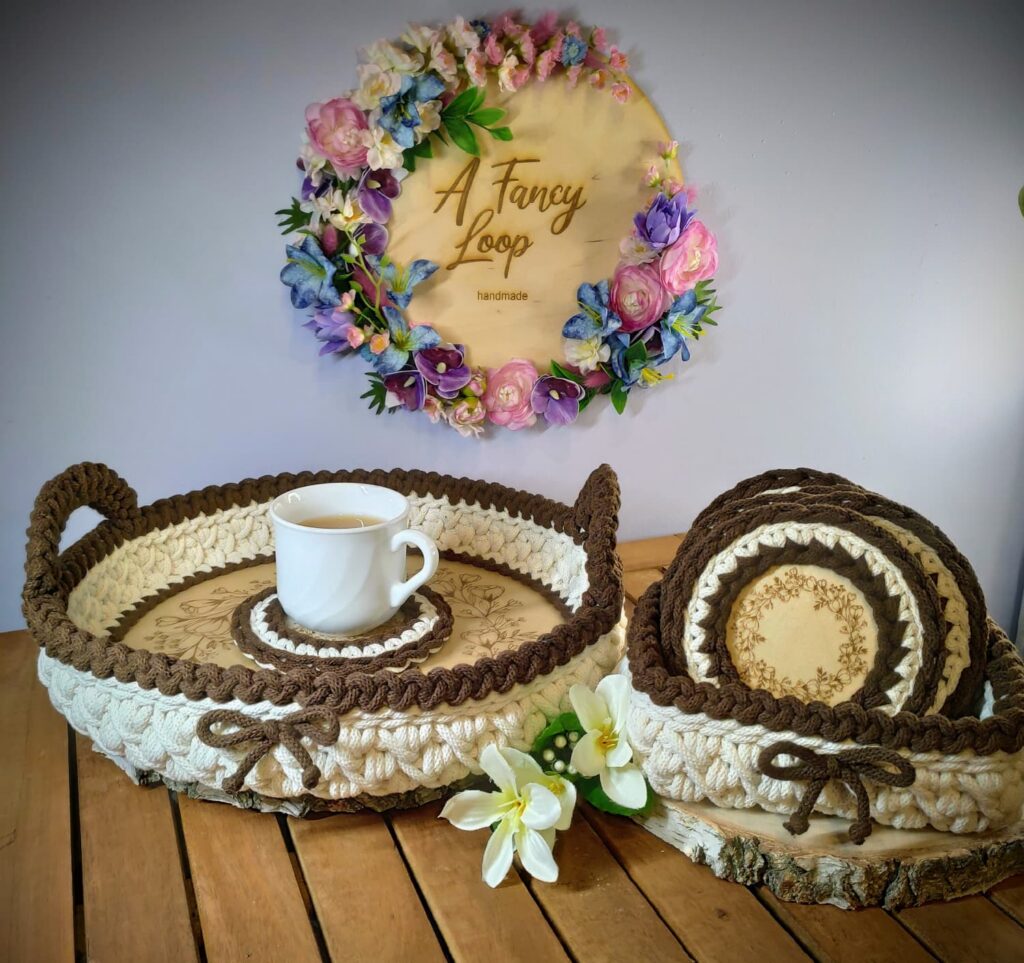 zestaw taca z podkładkami pod kubek