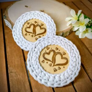 Naturalna podkładka pod kubek z drewnianym sercem – rękodzieło