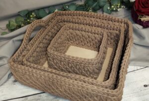 kwadratowy koszyk organizer ze sznurka bawełnianego z drewnianym dnem