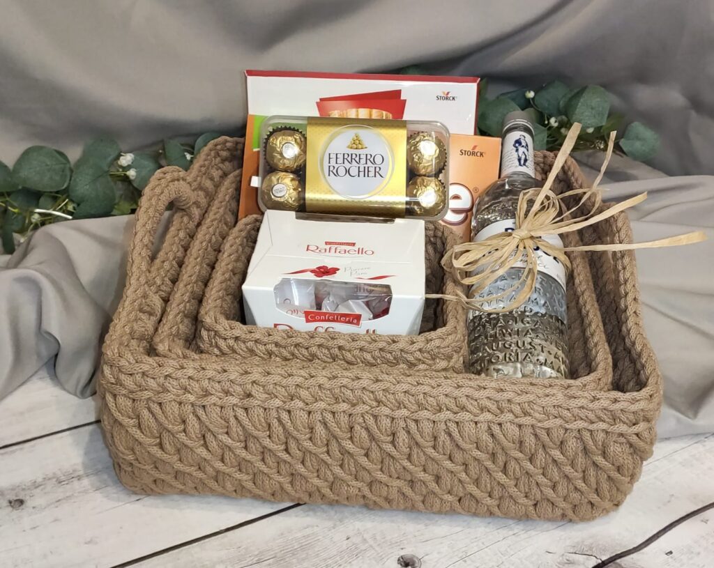 kosz prezentowy ze sznurka handmade z uchwytami wypełniony słodyczami