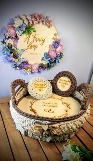 Zestaw prezentowy dla Dziadków – koszyk + podkładki personalizowane | handmade