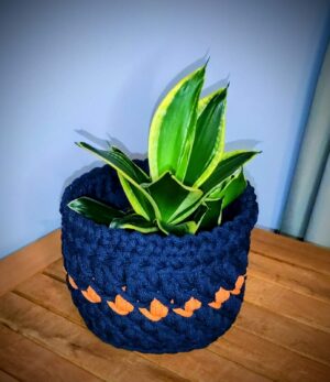 Osłonka na doniczkę – granat & pomarańcz | handmade ze sznurka bawełnianego