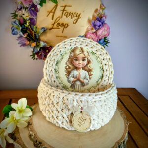 Koszyczek komunijny handmade na prezent – elegancka dekoracja Pierwszej Komunii