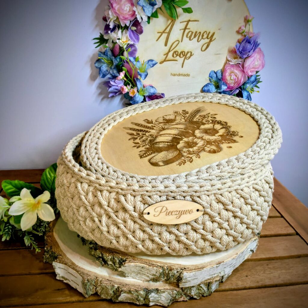 Pojemnik na pieczywo ze sznurka bawełnianego z drewnianą pokrywą 28x23x10 cm